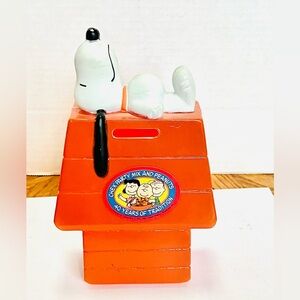 Peanuts 1966 Snoopy Doghouse Plastic Coin Bank UFS Chex Party Mix & Peanuts 40yr